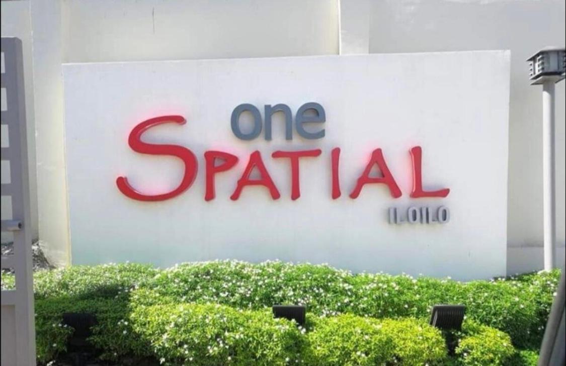 One Spatial Two Bedroom Condominium Unit With Pool And Gym Free Netflix And Wifi Iloilo City Ngoại thất bức ảnh