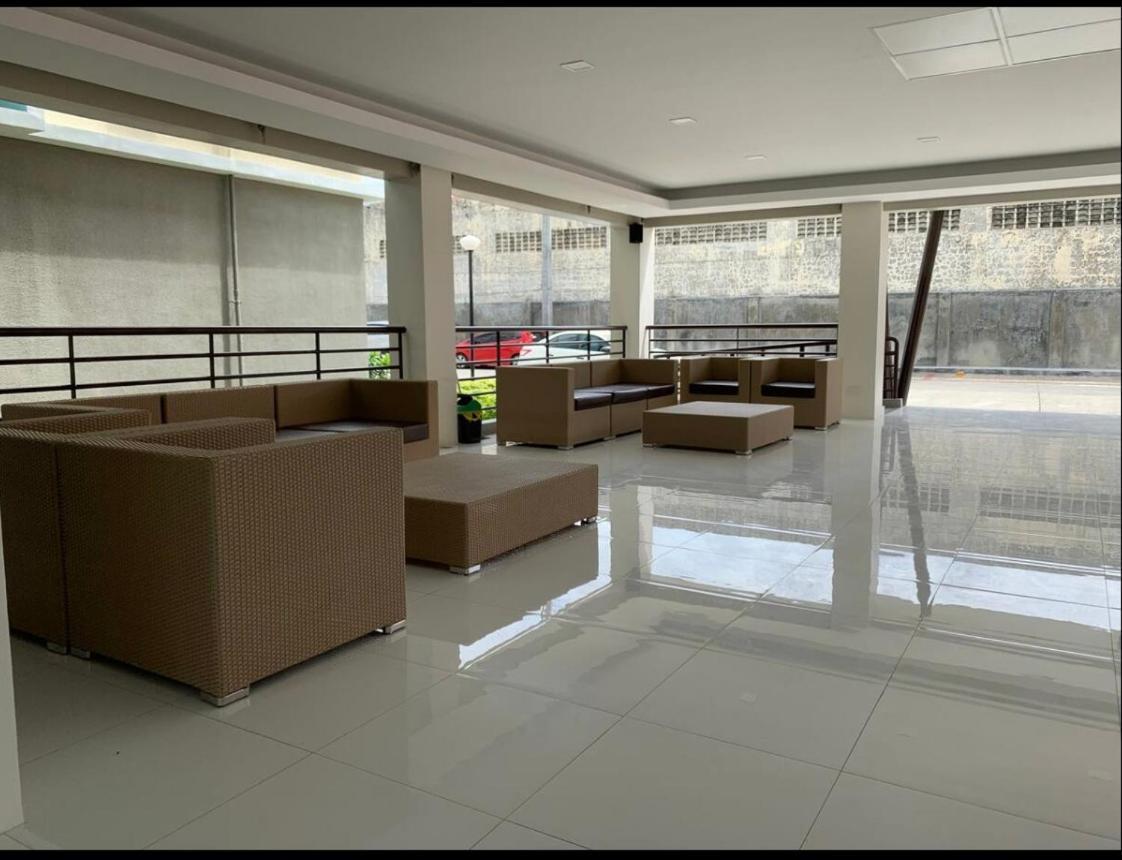 One Spatial Two Bedroom Condominium Unit With Pool And Gym Free Netflix And Wifi Iloilo City Ngoại thất bức ảnh