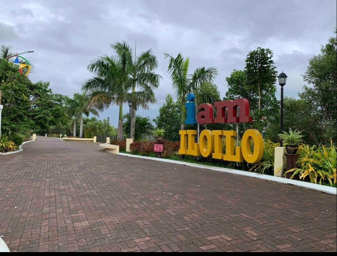 One Spatial Two Bedroom Condominium Unit With Pool And Gym Free Netflix And Wifi Iloilo City Ngoại thất bức ảnh